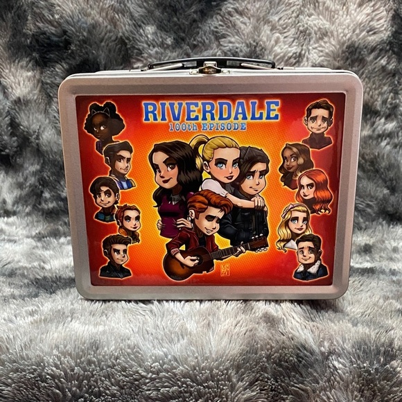 Other - RARE Riverdale 100th Episode Cast
Crew Gift Lunch Box Lord Mesa art
Lunchbox
